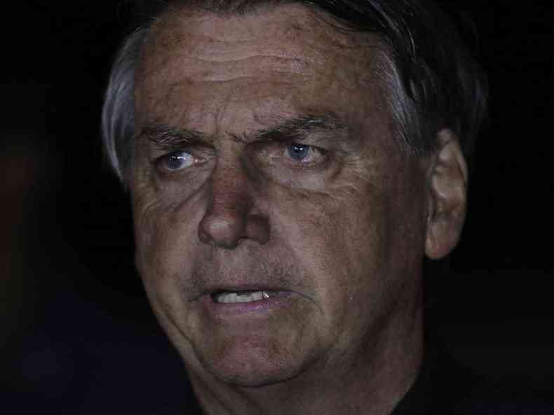 rosto de Bolsonaro em fundo preto 