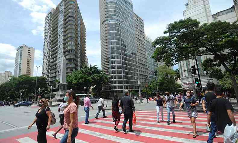 Movimentao de pedestres na Praa Sete, Centro de Belo Horizonte, no incio de janeiro(foto: Leandro Couri/EM/D.A Press - 08/01/2021)