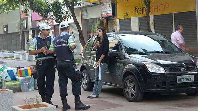 S depois de chamados, guardas notaram carros estacionados na Antnio de Albuquerque, mas liberaram motoristas que descarregaram material(foto: Cristina Horta/EM/D.A Press)