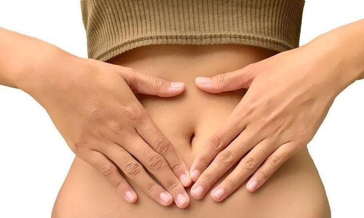 mulher com  as mos na barriga