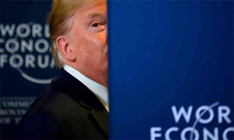 Donald Trump olha para trs quando uma pergunta da imprensa  gritada aps uma conferncia de imprensa no Frum Econmico Mundial em Davos, Sua, nesta quarta-feira(foto: AFP / JIM WATSON )