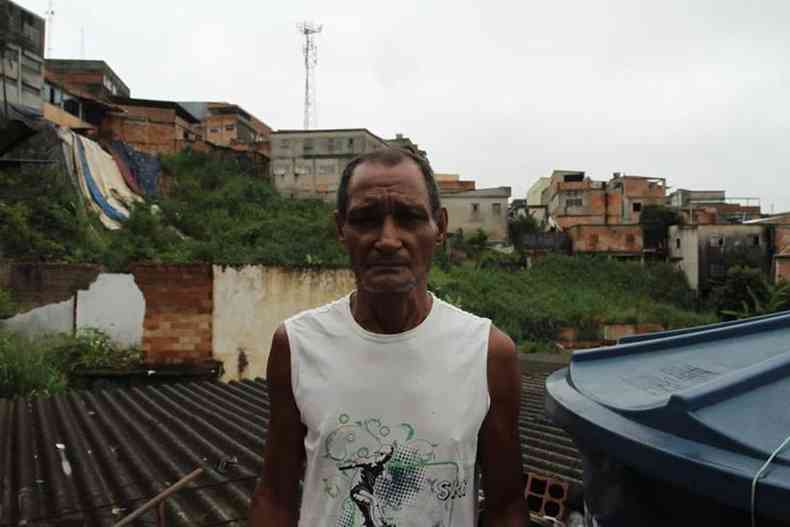 Joaquim Coelho, de 77 anos, no quer deixar a sua casa e o lote onde construiu um pequeno bar Beco Fagundes, onde 27 famlias foram notificadas de despejo por morar em rea de risco onde duas pessoas morreram soterradas em 2020 no Jardim Terespolis, em Betim
