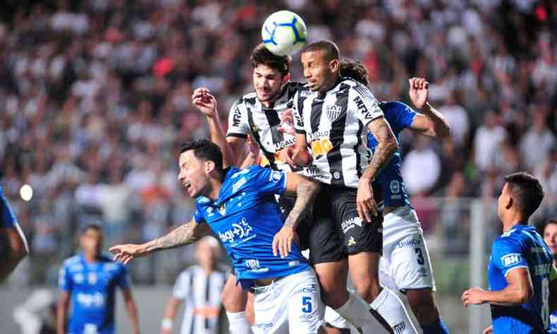No clssico pelo primeiro turno do Brasileiro, no Independncia, o Atltico ganhou do Cruzeiro por 2 a 0(foto: Alexandre Guzanshe/EM/D.A Press)