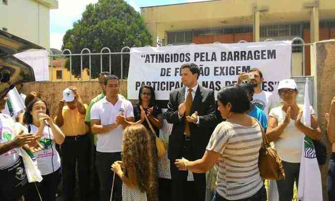 Promotor Guilherme de S Meneghin recebe vtimas da Barragem do Fundo durante protesto, hoje, em Mariana(foto: MPMG/Divulgao)