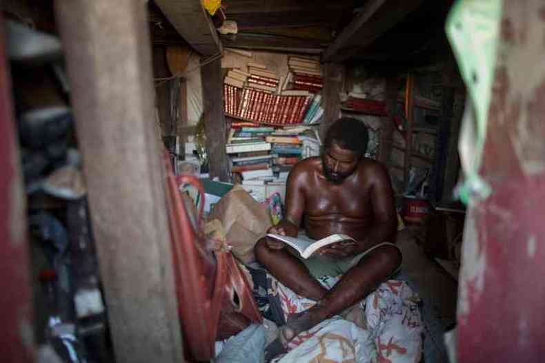 H 22 anos Marcio vive dentro de seu castelo de areia, cercado de livros, tacos de golfe e varas de pescar(foto: Mauro Pimentel/AFP)