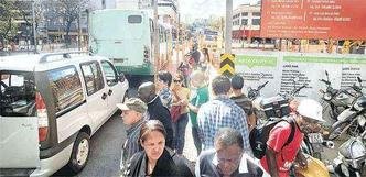 Fechamento de faixas da Rua Curtitiba aumentou confusão no Hipercentro, onde pedestres e carros disputam espaços cada vez menores(foto: Leandro Couri/EM/D.A Press) Fechamento de faixas da Rua Curtitiba aumentou confusão no Hipercentro, onde pedestres e carros disputam espaços cada vez menores(foto: Leandro Couri/EM/D.A Press)