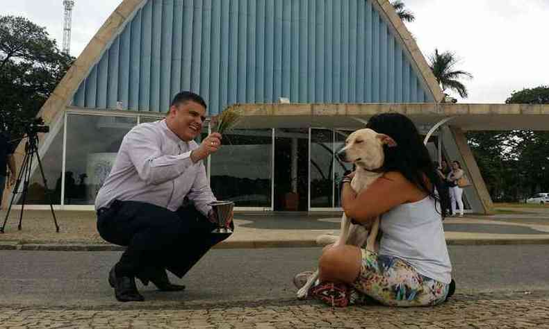 Padre Otávio Juliano abençoa um cachorro na igrejinha da Pampulha(foto: Paulo Filgueiras/EM/D.A PRESS)