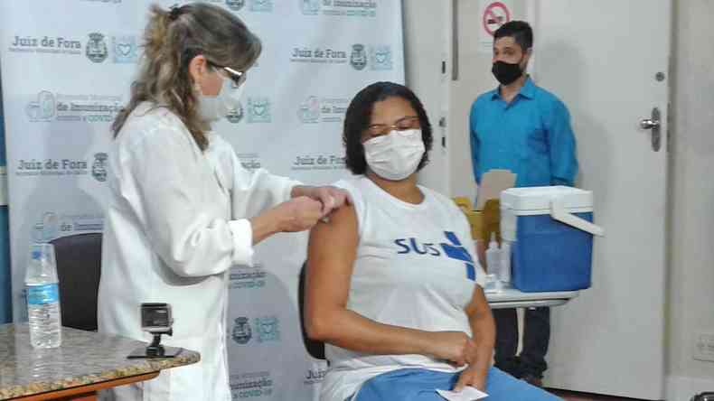 Juiz de Fora comea a vacinar 15 mil pessoas do grupo prioritrio, nesta 1 fase(foto: Marcos Alfredo )