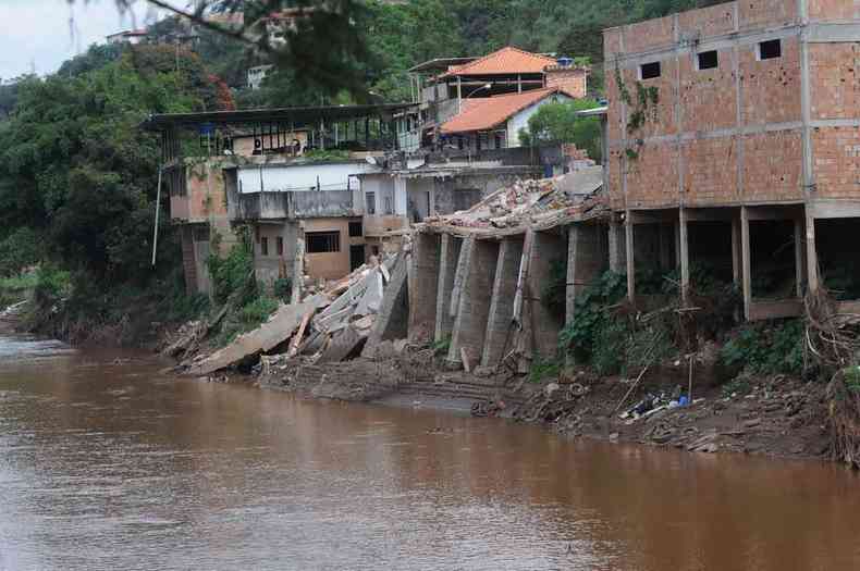 Estragos causados pela enchente no Rio das Velhas. Casas ameaadas