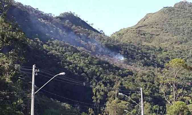Vestgio de incndio na Serra do Curral(foto: Euler Jnior/E.M/D.A Press)