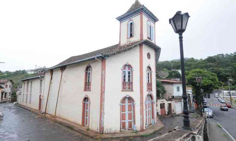 Interditada h quatro anos, Igreja de Nossa Senhora do Rosrio, em Itabira, precisa de escoras para evitar desabamento do telhado(foto: BETO NOVAES/EM/D.A PRESS)