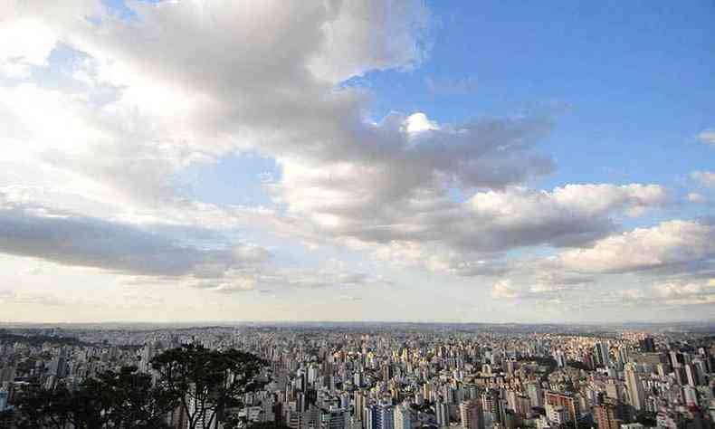 Vista de Belo Horizonte: em torno de 745mil imveis em toda a cidade so tributados pela PBH e o desconto vale para quem pagar duas ou mais parcelas(foto: Gladyston Rodrigues/EM/DA Press - 30/11/20)