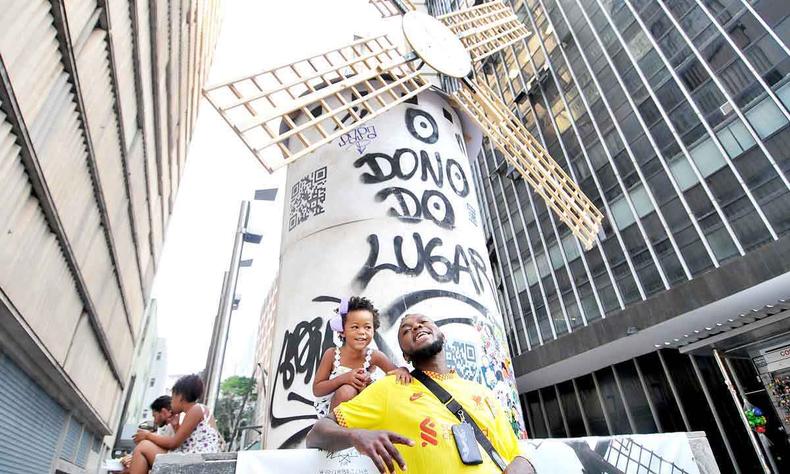 Djonga com a filha Iolanda em frente ao moinho que mandou instalar na Praa Sete