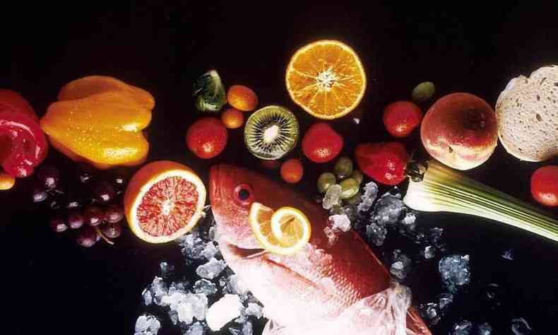 Mesa com fruta, legumes e peixe