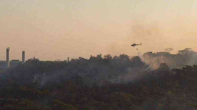 O helicptero do Corpo de Bombeiros auxiliou nos trabalhos de combate(foto: Thiago Miranda/Corpo de Bombeiros)