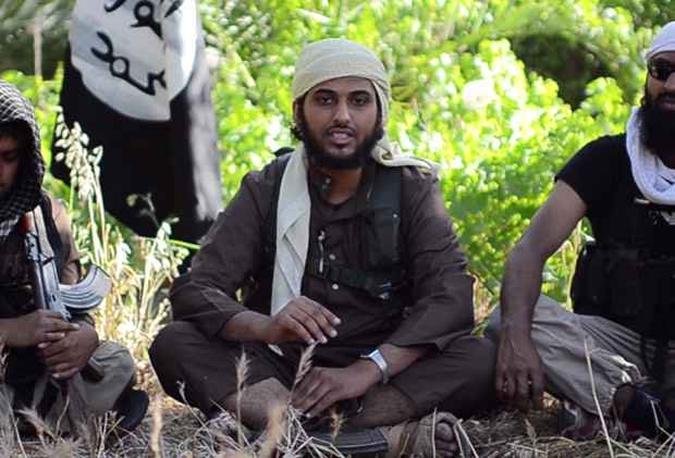 Rebelde Abu Muthanna al-Yemeni (ao centro), a quem se atribui a identidade de Nasser Muthana, gal�s de 20 anos que mudou-se para a S�ria a fim de defender a causa sunita(foto: AFP PHOTO / HO / AL HAYAT MEDIA CENTRE)