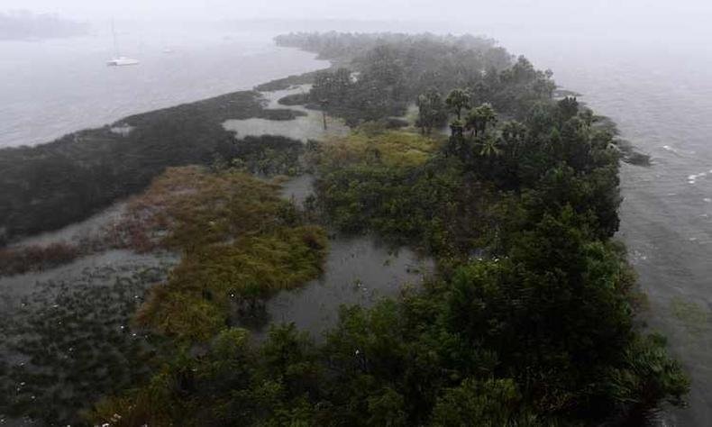 Margens do rio St. Johns estavam transbordadas e a �gua do mar era vista nas ruas da cidade colonial de St. Augustine(foto: AFP / JEWEL SAMAD )