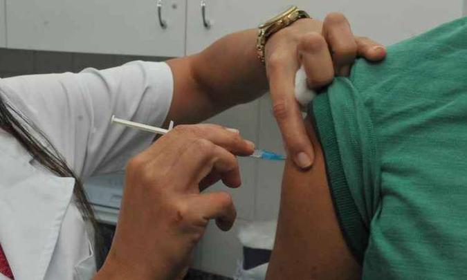 Vacina protege dos três principais tipos do vírus que mais circulam no estado e no país: H1N1, H3N2 e Influenza B(foto: Jair Amaral/EM/D.A.Press) Vacina protege dos três principais tipos do vírus que mais circulam no estado e no país: H1N1, H3N2 e Influenza B(foto: Jair Amaral/EM/D.A.Press)