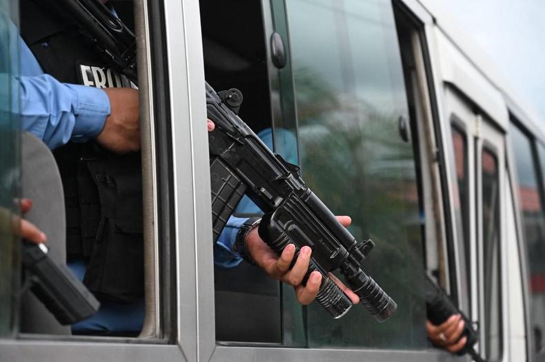 Policiais miram armas de dentro de nibus