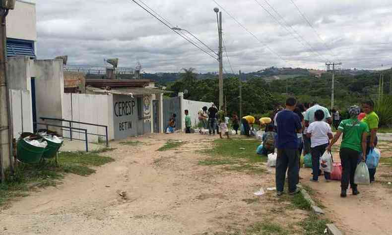 Parentes entraram na unidade s 10h. Visitas so alternadas (foto: Edsio Ferreira/ EM/DA Press)