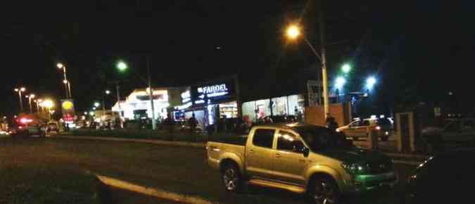 Viaturas da Polcia Militar (PM) cercaram o restaurante na noite de sexta-feira(foto: Polcia Militar (PM) / Divulgao)