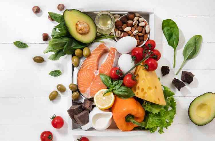 Dieta cetogênica com baixo teor de carboidratos - seleção de alimentos na parede branca