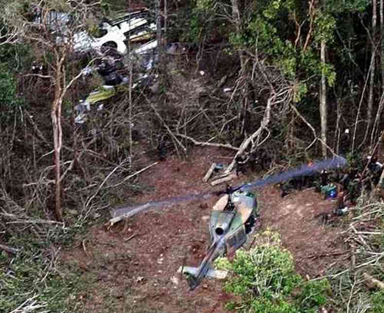 Helicptero se aproxima de clareira para recolher corpos de vtimas(foto: AFP PHOTO / Evaristo SA)