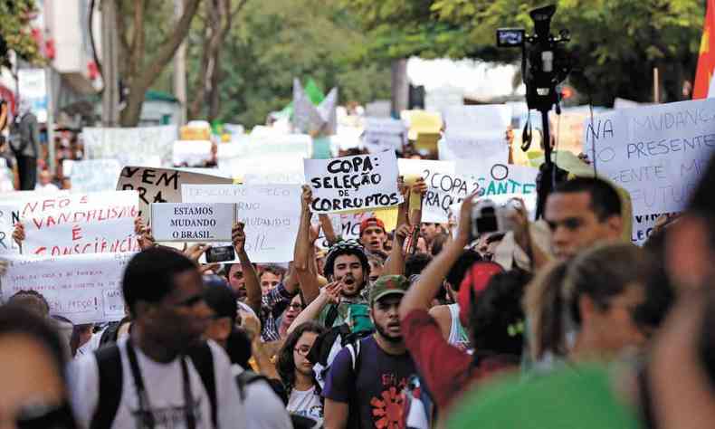 Jovens ocupam ruas de BH, em 2013, para criticar os políticos. Um deles segura cartaz dizendo Copa: Seleção de corruptos