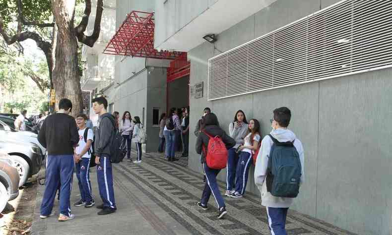 Adolescentes caminham em direo ao porto do Colgio Santo Antnio, em Belo Horizonte