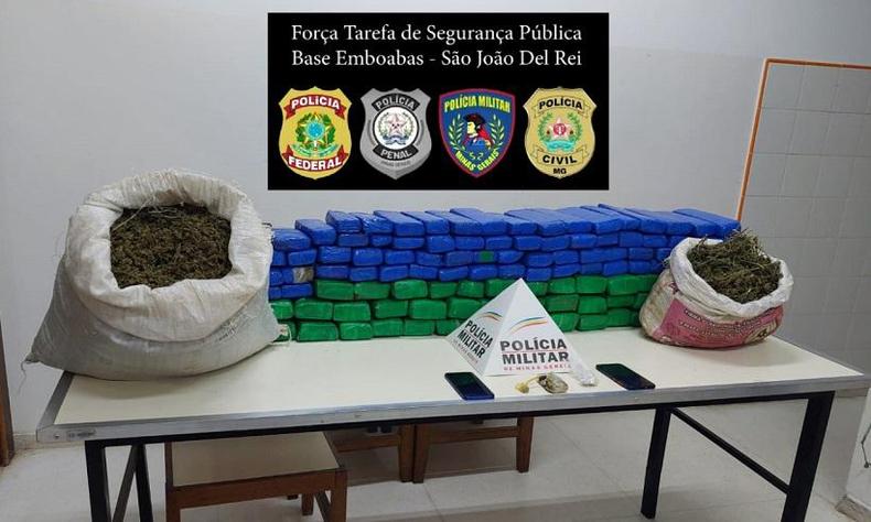 A droga e os quatro presos foram levados  delegacia de Polcia Civil