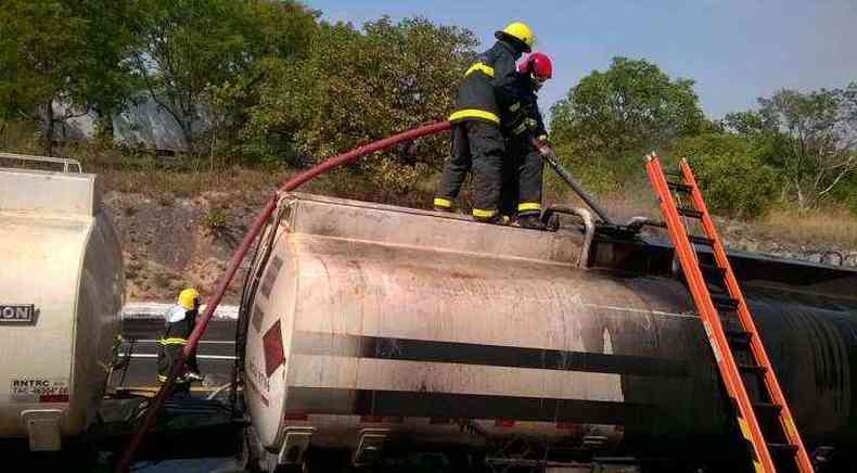 O caminho bitrem estava carregado com produto inflamvel(foto: Corpo de Bombeiros/Divulgao)