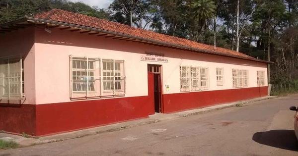  Adolescentes são pegos dentro de escola com 31 buchas de maconha em mochila 