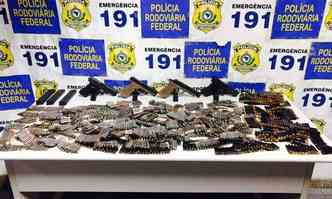 Quatro pistolas e mais de 1 mil munies para fuzil foram encontradas no carro(foto: PRF/Divulgao)