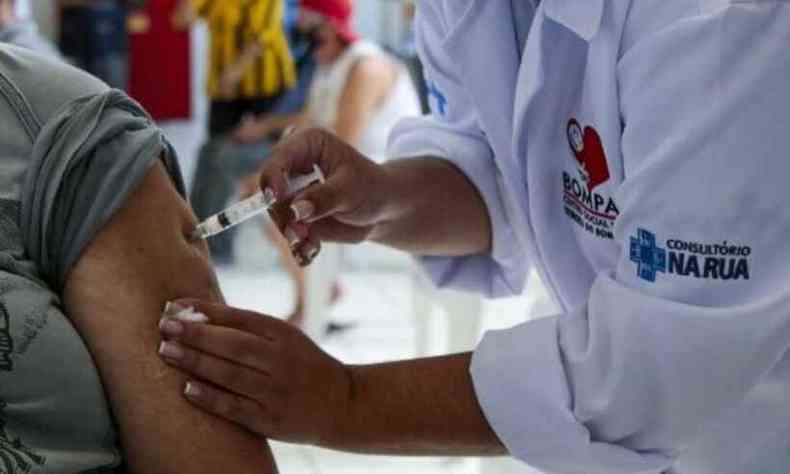 Vacina no brao  o mais importante no combate  pandemia de COVID-19(foto: Miguel SCHINCARIOL / AFP)