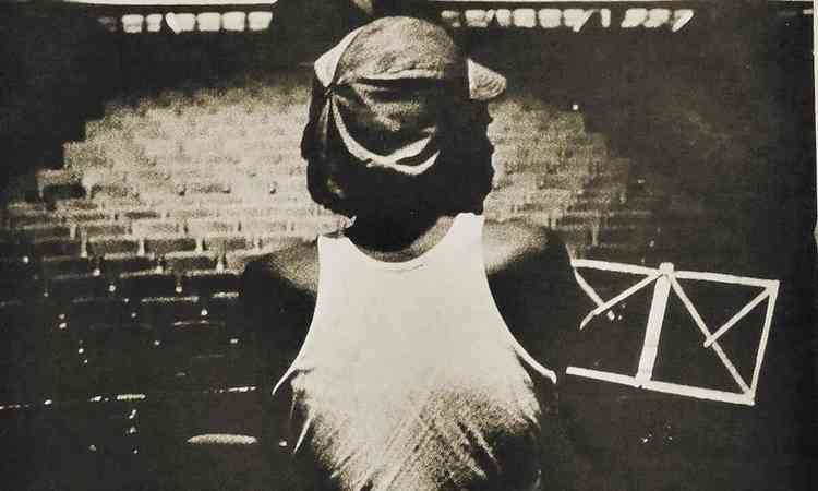 Milton Nascimento de costas, de frente para a plateia, na capa do disco Milagre dos peixes ao vivo, de 1974