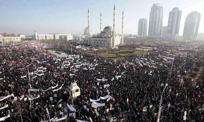 Protestos contra o peridico francs reuniram mais de 800 mil pessoas no centro da capital, Grozny(foto: Yelena Fitkulina/AFP)