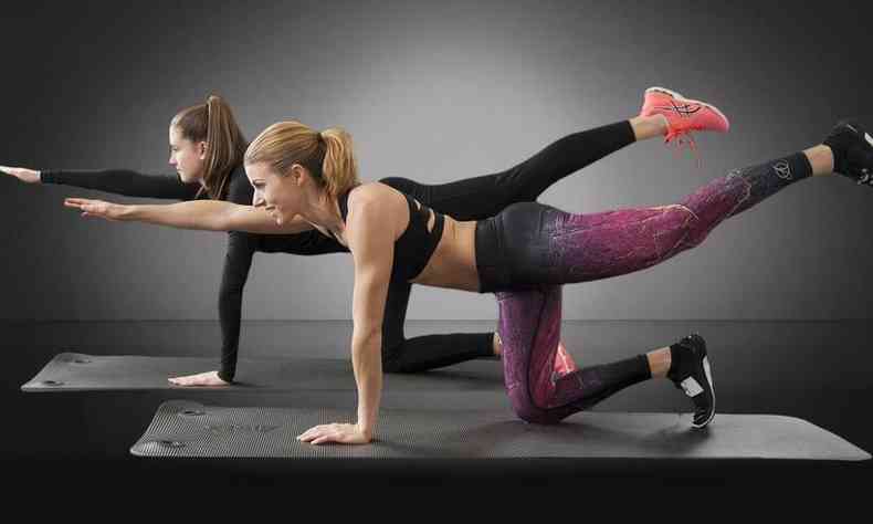 duas mulheres fazem exerccio de equilbrio