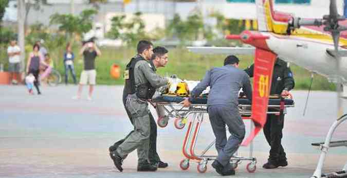 Theo Franco Vasconcelos foi levado de helicptero para o Hospital Joo XXIII(foto: Alexandre Guzanshe/EM/D.A.Press)