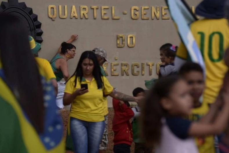 Bolsonaristas de camisas amarelas em frente a quartel de Braslia