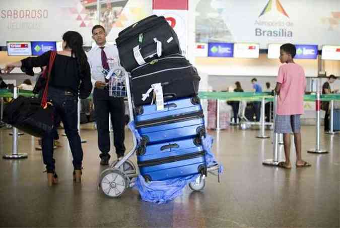 Passageira aguarda para despachar bagagem no Aeroporto Internacional de Braslia(foto: Marcelo Camargo/Agncia Brasil)