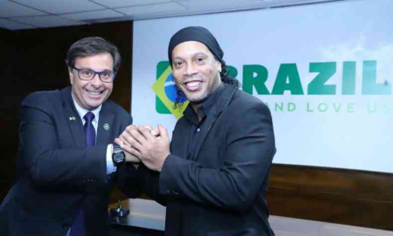 Ronaldinho participou do evento na sede do Embratur e celebrou a nomeao(foto: Divulgao/Embratur)