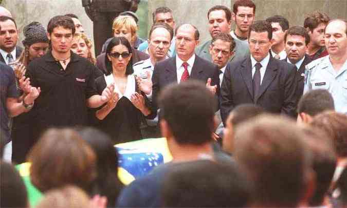 Thomaz (1  esq.) ao lado da me, Lu Alckmin, durante enterro de policial militar, em 2002, que era segurana e foi morto em confronto com bandidos que tentaram sequestrar o filho do governador (foto: Nilton Fukuda / Diario de Sao Paulo / Agencia O Globo )