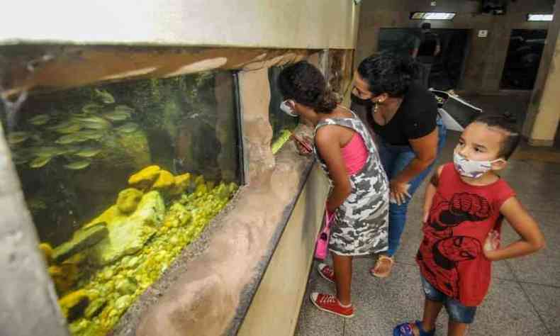 Nayara Ariane, de 30 anos, e filhos visitando o Aqurio do Zoolgico em BH