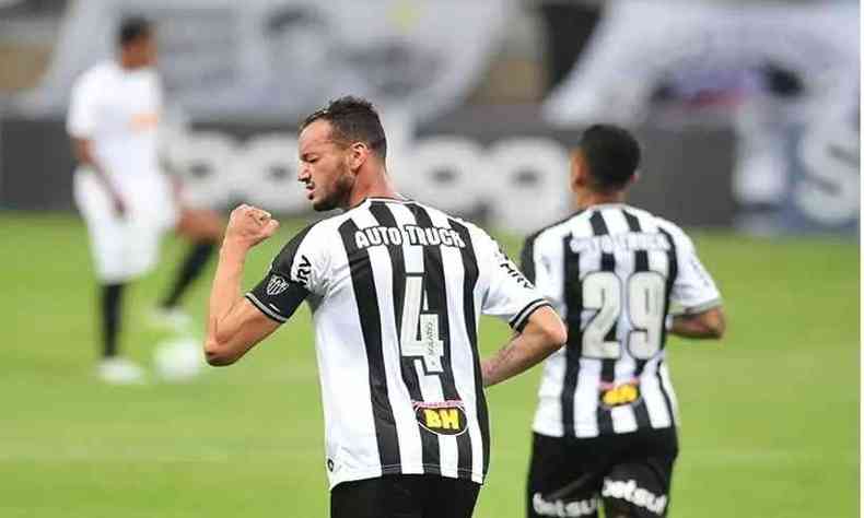 O zagueiro Rver marcou o primeiro gol da vitria sobre o Bragantino(foto: Alexandre Guzanshe/EM/D.A Press )
