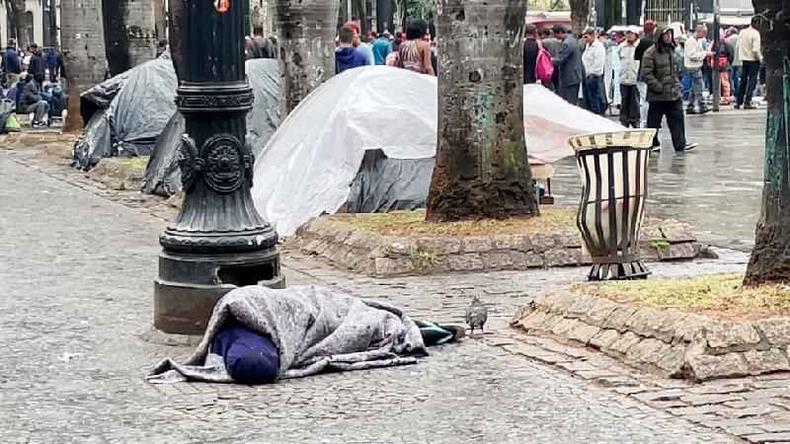 A reportagem da BBC News Brasil foi à Sé ouvir moradores de rua no momento em que o presidente Jair Bolsonaro discursava em Brasília(foto: Henrique Pinheiro/ BBC News Brasil) Moradores de rua na praça da Sé, em São Paulo