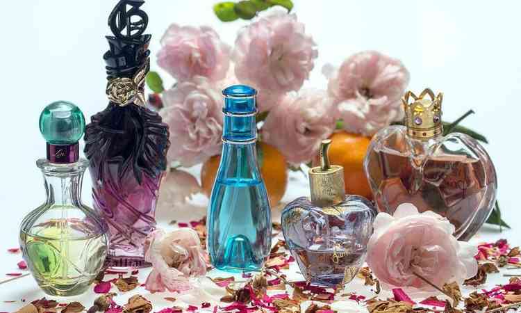 vrios frascos de perfume