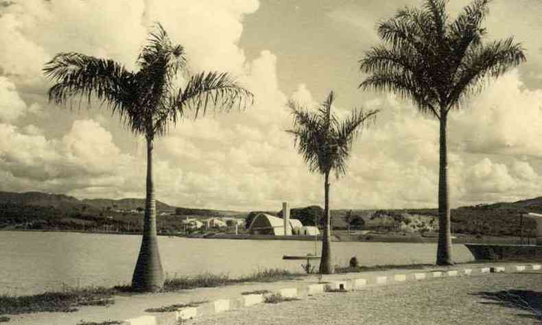 As formas da Igrejinha da Pampulha j se destacavam no ambiente da lagoa ainda com poucos sinais de ocupao urbana em 1949