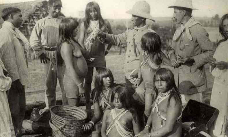 Em um de seus primeiros contatos com os índios, Rondon Leva presentes para a tribo dos Parecis(foto: O Cruzeiro/Arquivo EM - 1907)