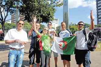 Os Argelinos Hocimp, Smail, Terkimane, Hanza e Yacine, com Bruna Oliveira, que apoia turistas na Savassi (foto: Gladyston Rodrigues/EM DA Press)