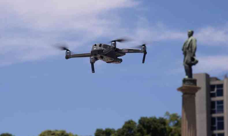 Drone planando ao ar livre 